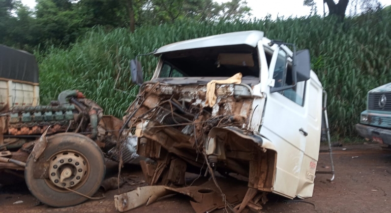 Acidente entre caminhão e ônibus na MG-230 deixa 15 pessoas feridas no município de Patrocínio