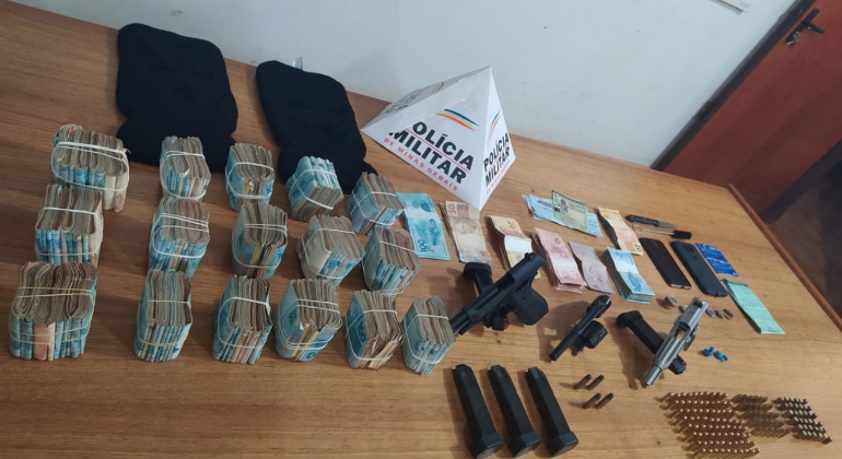 160 mil reais, armas, munições e pasta base de cocaína são apreendidos pela Polícia Militar de Monte Carmelo