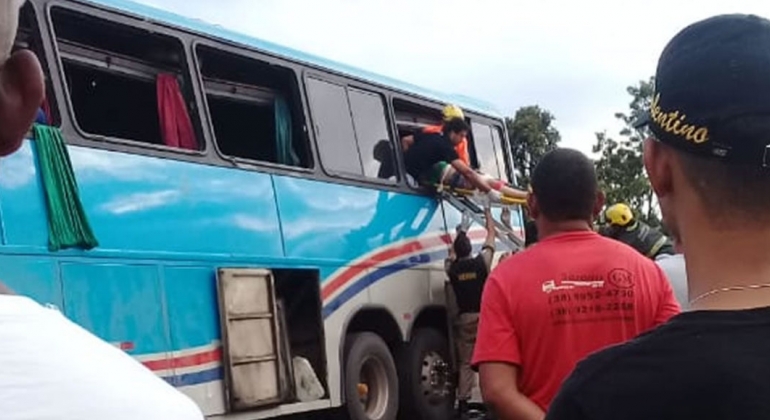 Ônibus atinge traseira de carreta de transporte bovino na BR-365 e duas pessoas morrem