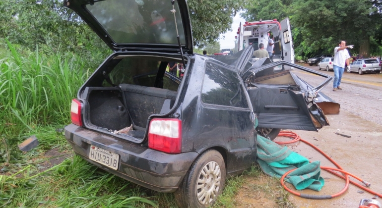 Veículo de Carmo do Paranaíba sofre acidente na BR-354 e deixa passageira gravemente ferida