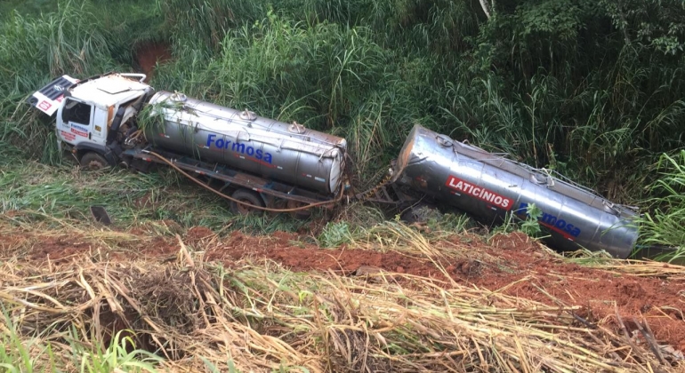 Caminhão reboque de empresa de Lagoa Formosa sofre acidente na BR-365