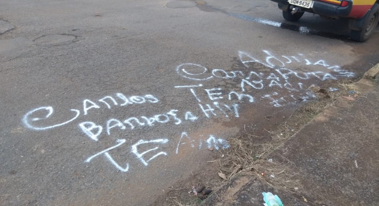  Mulher recebe ameaça de morte com frase escrita no asfalto em Carmo do Paranaíba