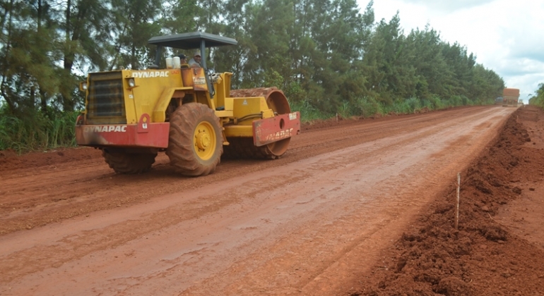 Máquinas já preparam estradas do município de Lagoa Formosa para asfaltamento