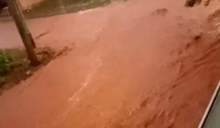 Águas de enxurradas invadem casas durante temporal na cidade de Lagoa Formosa