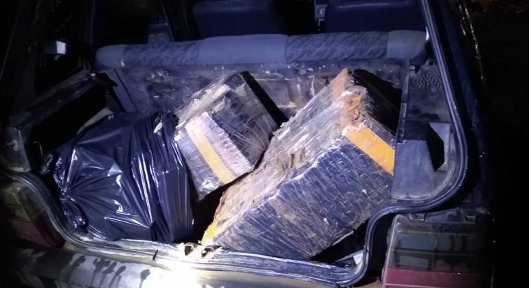 Polícia Militar de Monte Carmelo apreende 138 tabletes de maconha dentro de veículo na MG-223
