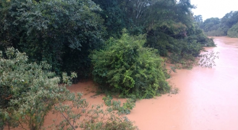 Chuvas continuam elevando o volume de água do Rio Paranaíba em Patos de Minas e região