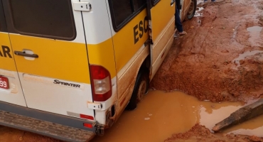 Van atola e estudantes da região de Catulés e Bravinhos no município de Carmo do Paranaíba ficam na estrada 