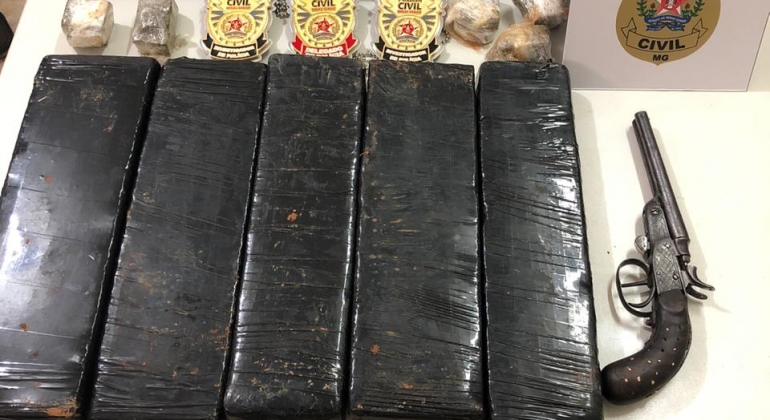 PC de São Gotardo realiza apreensões de drogas e arma no Distrito de Guarda dos Ferreiros PC de São Gotardo realiza apreensões de drogas e arma no Distrito de Guarda dos Ferreiros