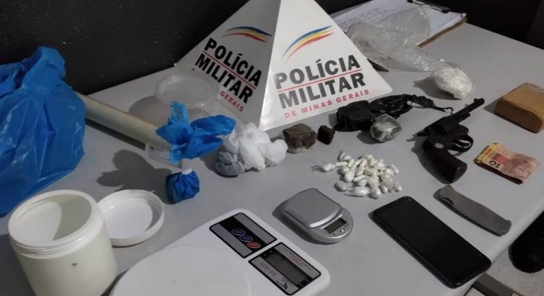 Drogas, arma e balança de precisão são apreendidas após roubo no Bairro Ipanema em Patos de Minas Drogas, arma e balança de precisão são apreendidas após roubo no Bairro Ipanema em Patos de Minas