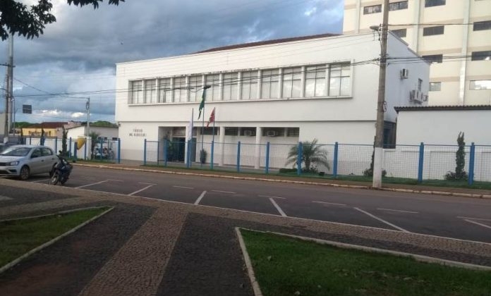 Homem enfurecido quebra vidro no Fórum de Carmo do Paranaíba e acaba preso