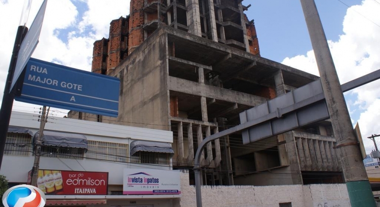 Justiça determina venda de construção abandonada em Patos de Minas há 30 anos