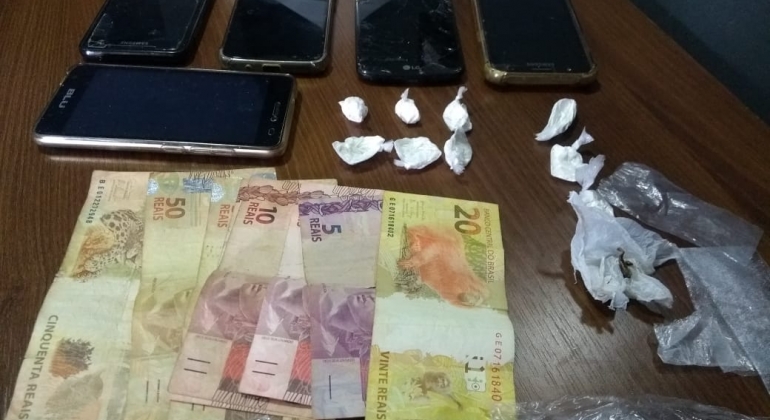 Polícia Militar de Carmo do Paranaíba apreende cocaína e maconha em residência no Bairro Morro Grande