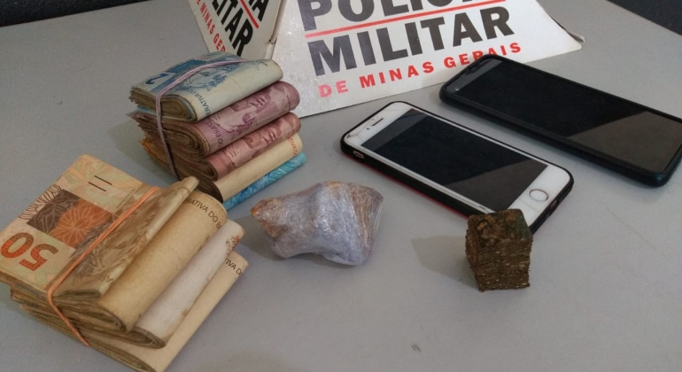 Polícia cumpre mandado prende três pessoas e apreende drogas e 11 mil reais