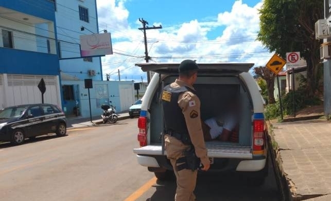Homem que sofre de transtorno bipolar invade oficina e dispara cinco tiros em Patos de Minas