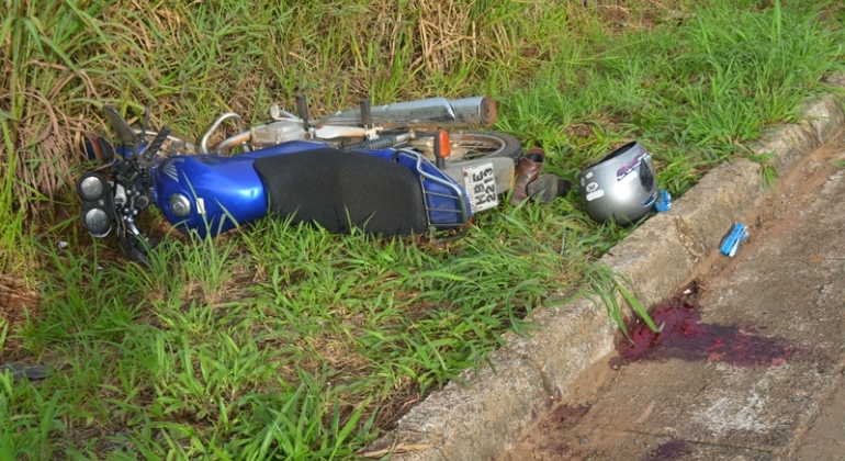 Motoqueiro fica gravemente ferido em acidente na BR-354 entre Lagoa Formosa e Patos de Minas