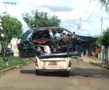 Motorista é flagrado transportando veículo em carroceria de Saveiro e vídeo viraliza 