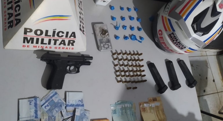 Policia cumpre mandado e encontra arma e droga em residência na cidade de Patos de Minas Policia cumpre mandado e encontra arma e droga em residência na cidade de Patos de Minas