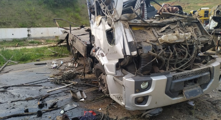 Motorista de caminhão fica gravemente ferido em capotamento na BR-146 em Serra do Salitre