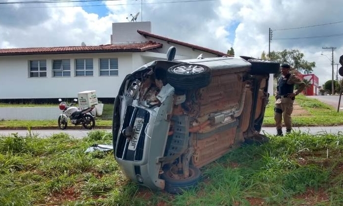 Idoso tomba carro em canteiro centro no Bairro Boa Vista em Patos de Minas
