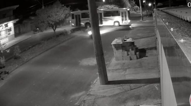 Imagem flagra acidente de motocicleta com ônibus no Bairro Barreiro em Patos de Minas 