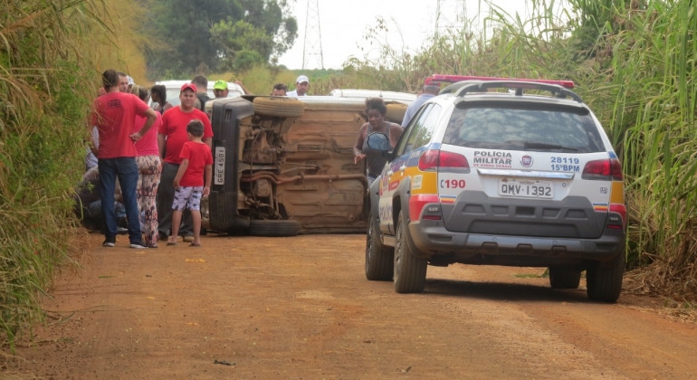 Motorista tomba carro na região de São Barto e passageira fica presa debaixo do veículo