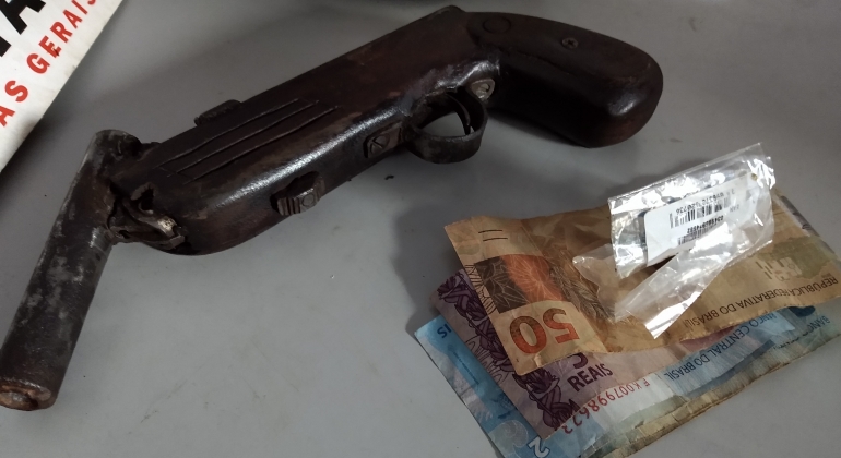 GEPMOR aborda veículo e encontra arma munições e droga em Patos de Minas