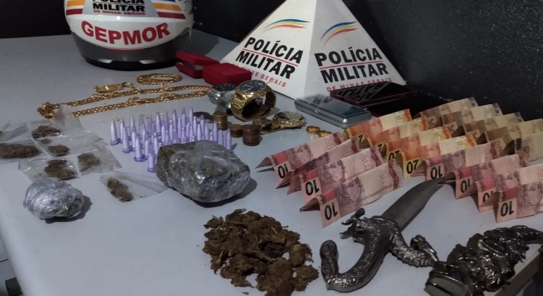 PM realiza apreensão de drogas e casal é preso suspeito de tráfico em Patos de Minas