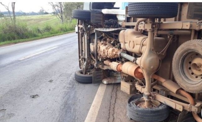 Pneu estoura e motorista tomba utilitário na MGC-354 em Presidente Olegário