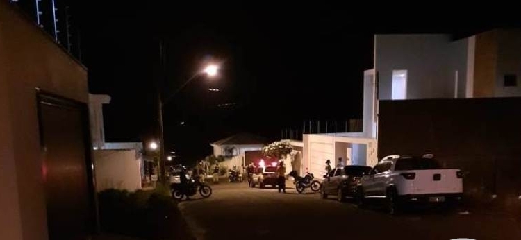 Bandidos armados abordam moradores e roubam correntes e pulseira de ouro em Patos de Minas