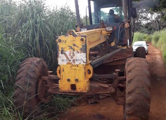 Bandidos tentam furtar máquina da prefeitura de Carmo do Paranaíba, mas abandonam veículo em estrada vicinal 