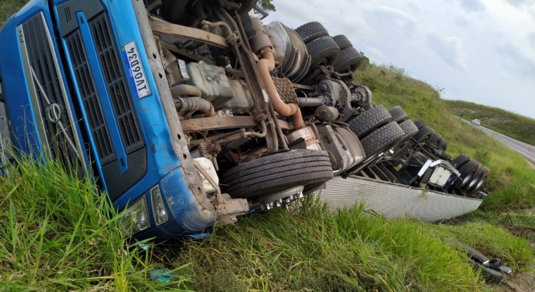 Carreta tomba na BR-146 no município de Cruzeiro da Fortaleza