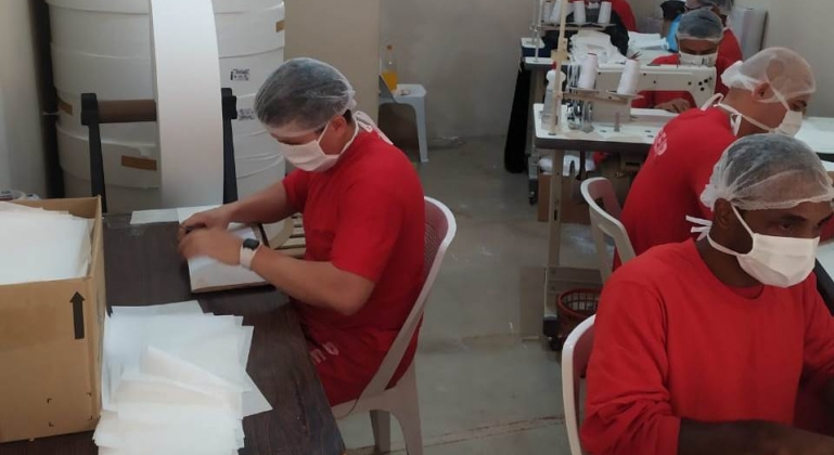  Presos da Penitenciária de Carmo do Paranaíba confeccionam máscaras que serão usadas para proteger do coronavírus 