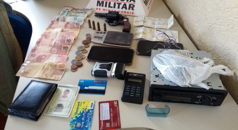 Desavença entre traficantes leva mulher para a delegacia de polícia por porte ilegal de arma de fogo 