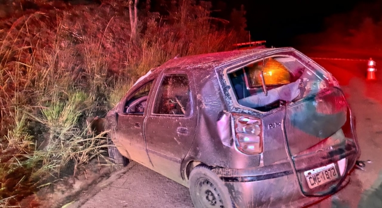  Motorista com sintomas de embriaguez capota veículo na MG-190 e mãe e filho morrem