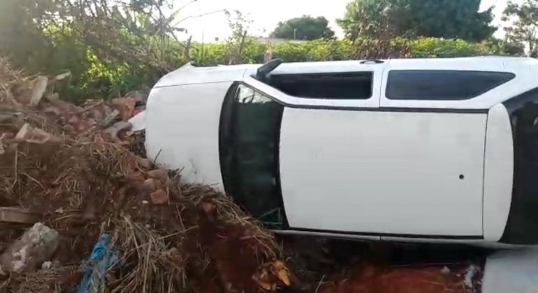 Carro desengata com duas crianças dentro desce rua e tomba em Patos de Minas