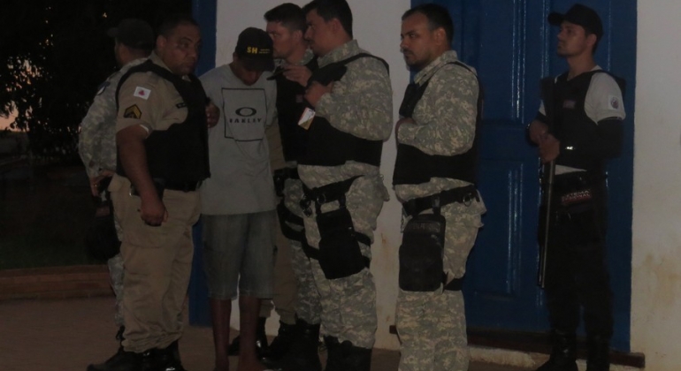 Rapaz é preso quando deixava droga e celulares para detentos na penitenciária de Carmo do Paranaíba