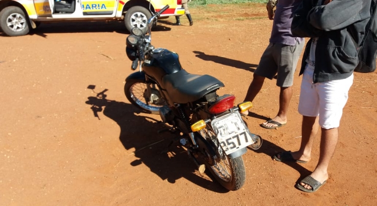 Motocicleta adaptada com placa de automóvel e com chassi raspado é apreendida pela PM 