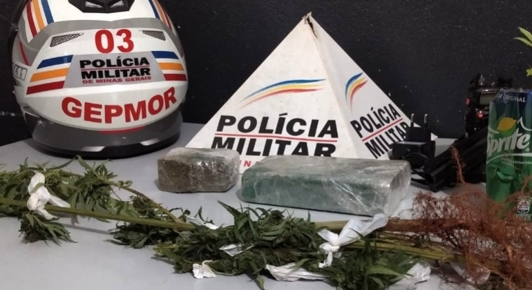 PM localiza droga e réplica de arma de fogo em chácara na cidade de Patos de Minas