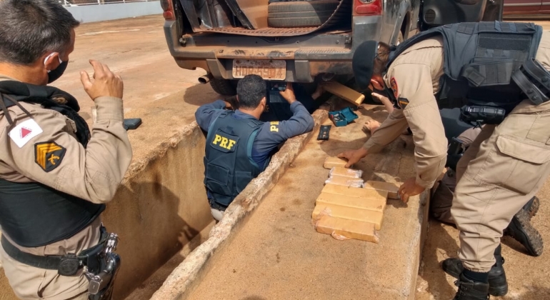 PRF e PM apreendem 35 tabletes de maconha em Patos de Minas e prende dois suspeitos