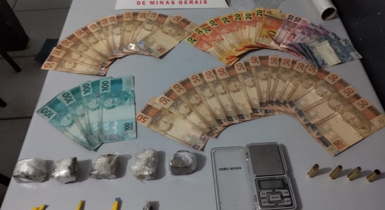 Denúncia leva PM de Patos de Minas a prender três suspeitos e localizar drogas, munições e dinheiro