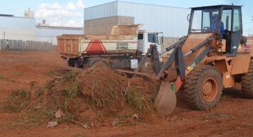 Prefeitura de Lagoa Formosa inicia limpeza de lotes baldios 