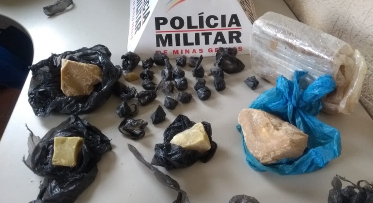  PM de Carmo do Paranaíba apreende aproximadamente 2 quilos de crack quando traficante enterrava a droga
