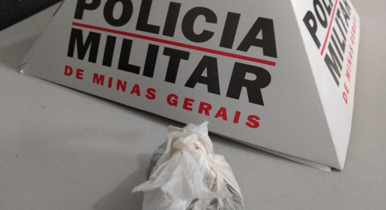 Passageiro de veículo é flagrado pela Polícia Rodoviária com tablete de maconha na BR-354