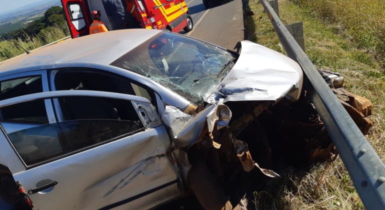 Após grave acidente, motorista com sintomas de embriaguez foge deixando passageiro ferido no carro