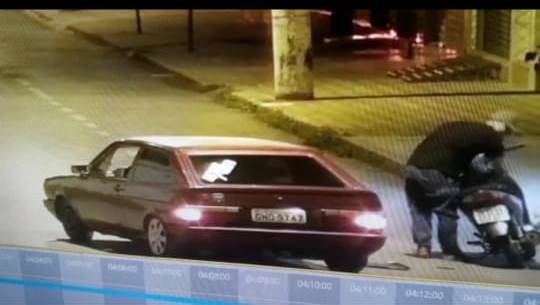 Indivíduos furtam motoneta estacionada em via pública em Carmo do Paranaíba e acabam detidos pela PM