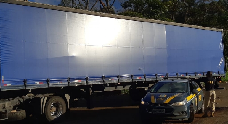 PRF de Patos de Minas apreende carreta com sinais de adulteração durante abordagem na BR-365