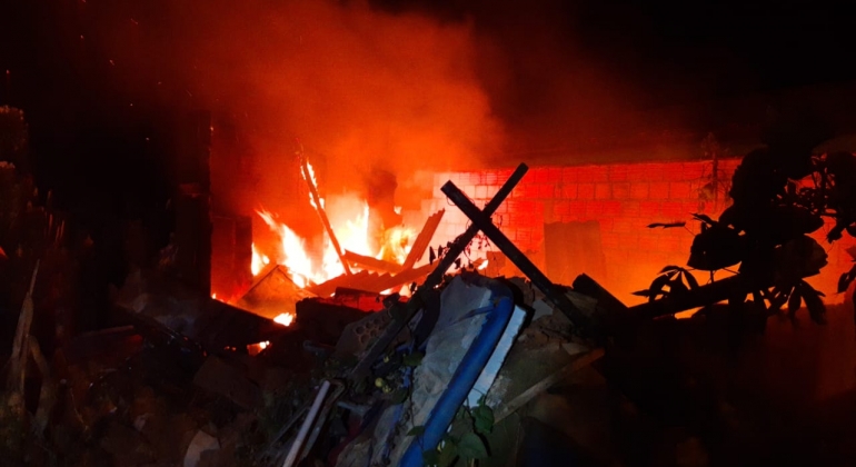 Casa é destruída por incêndio no Bairro Santa Cruz em Carmo do Paranaíba