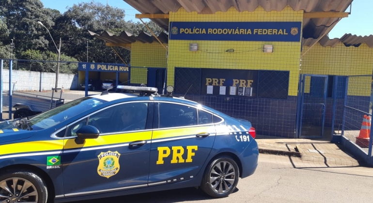 PRF de Patos de Minas prende três homens e apreende caminhão roubado no estado de Pernambuco