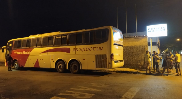 Dois ônibus clandestinos com destinho ao Maranhão transportando passageiros são apreendidos