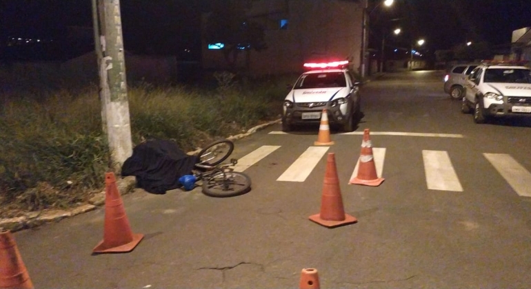 Homem é morto a tiros no centro de Presidente Olegário Homem é morto a tiros no centro de Presidente Olegário
